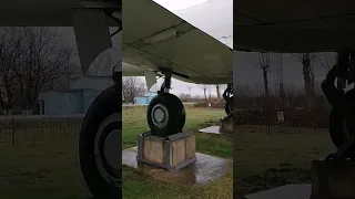 Самолет "ЯК-40" Стоящий на пъедестале в городе Бугульма