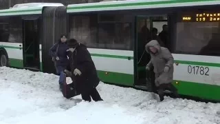 Москву завалило снегом по самые помидоры!) Где Собянин с лопатой?)