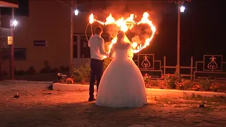 В завершении свадьбы лазерное шоу, холодные фонтаны и сердца