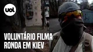 Armado, voluntário brasileiro filma ronda pelas ruas de Kiev