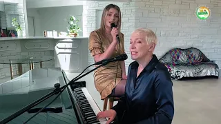 Annie and Lola Lennox - Bridge Over Troubled Water (Live for We For India)