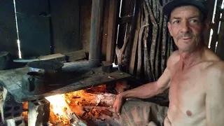 58 ANOS VIVENDO SOZINHO NO MEIO DO MATO ISOLADO E FAZENDO COMIDA NO FOGO DE CHÃO