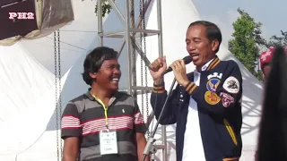 Pak Jokowi : minta jeket siapa tau jadi mentantu pak jokowi !!!