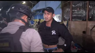 Kabur Saat Lihat Polisi, Pria ini Malah Hancurin Dagangan Orang - 86