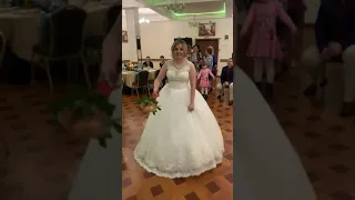 Невеста кидает букет 💐