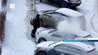 В Красноярске дворник очистил машины от снега