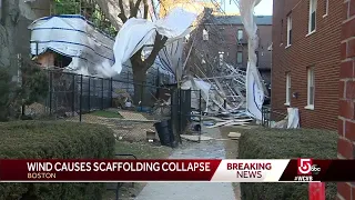 Wind causes scaffolding collapse in Boston