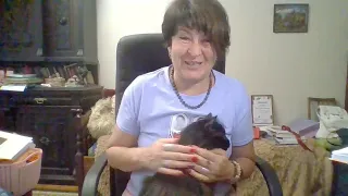 Кіт Кузя, який постійно гавкає під час запису відео і заважає неперевершеній Богіні з Кривого Рогу.