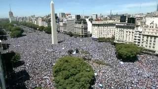 LIVE: Argentines Welcome Their Team After Winning the FIFA World Cup