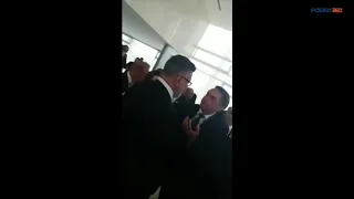 Bolsonaro sussurra no ouvido de Frota 'cala essa matraca'