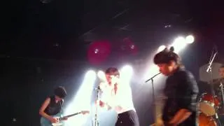 Savages - I Am Here (live)