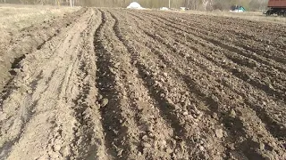 Пашу огород на самодельном тракторе из уаза, самодельным трехкорпусным плугом