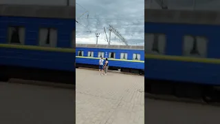 електровоз ЧС4 з пасажирським поїздом Бердянськ-Київ про слідував станцію Фастів-1