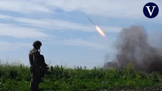 Soldados ucranianos disparan lanzacohetes BM-21 cerca de Bajmut: "La artillería los reprime bien"