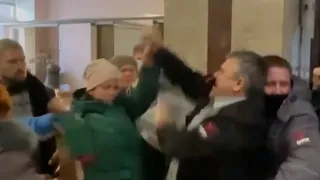 Агрессивные старухи - ковид-диссидентки нападают на людей. Real video