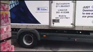 Guerre Russie-Ukraine : Un camion fonce sur le portail de l'ambassade Russe à Dublin (Irlande)