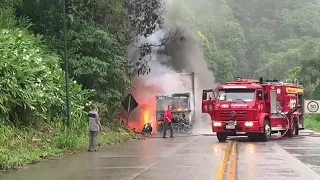 Caminhão pega fogo na Serra Dona Francisca