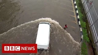 Jakarta floods: Thousands of people evacuated  - BBC News