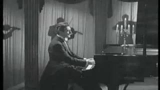 Liberace performing Moonlight Sonata