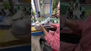 Watch how the UA/FAKE Jordan 4 Retro “Military Black” are made in overseas factories 👀🛠️