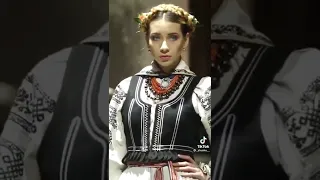 Український народний костюм на показах сучасної моди...
