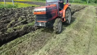 Вспашка целины плугом, трактором Kubota L195 с