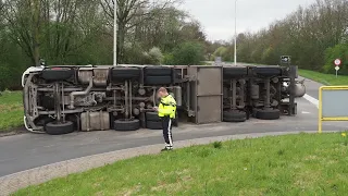 Vrachtauto gekanteld op Rotonde Buitenpost