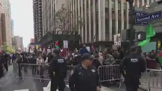 Israeli, Palestinian supporters rally in NYC streets