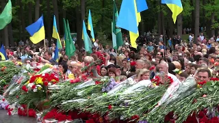 Цветы на Мемориале Славы в День Победы 9 мая 2018 Харьков