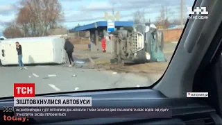 У Коростені у Житомирській області очевидці зафільмували на дорозі два перекинуті мікроавтобуси