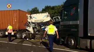 Ravage na ongeluk met drie vrachtwagens op A67 bij Eersel