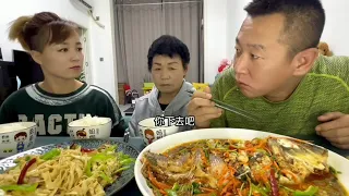 他这毛病，我是实在忍不住了#eating show#eating challenge#husband and wife eating food#eating#mukbang #asmr eating