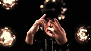 TUS feat. Remis Xantos - ΜΗ ΡΩΤΑΣ ΠΩΣ ΠΕΡΝΑΩ  - Official Video Clip (HQ).mp4