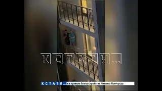 Пьяная компания начала палить из пистолета с балкона жилого дома в Ленинском районе