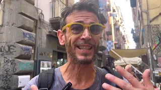 Napoli, ecco chi è (e cosa fa) il rapper posteggiatore del centro storico