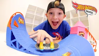 Father VS Son BEST FINGERBOARD TOY EVER / Hot Wheels Skate!