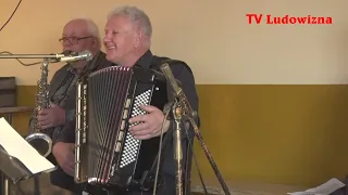 "Na morzu burza HULA" Piotr Bińkowski zachęca do śpiewania ! Jeszcze są takie zabawy w REMIZACH !