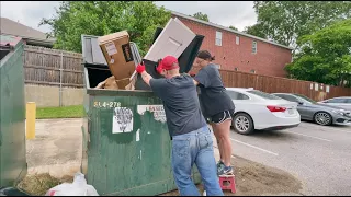 Dumpster Diving at Student Apartments – Recycling Bin was FULL of Tossed Items!