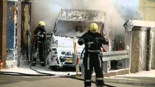 15-09-2012 Leeuwarden - Voertuigbrand slaat over naar gebouw