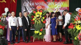 Các CLB bạn lên tặng hoa chúc mừng và cắt bánh Sinh Nhật