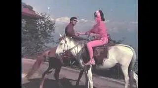 Humraaz (1967): Aaye Neele Gagan Ke Tale Dharti Ka Pyar Pale