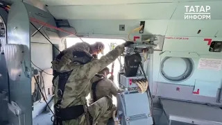 Сотрудники ОМОН и СОБР десантируются с вертолета