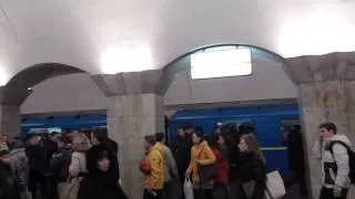 А сверху полным ходом Майдан! Киевское метро, станция Крещатик, 27 Feb.2014