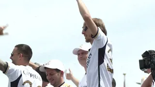 🎉🚌Fan reaction during Real Madrid bus parade after receiving 36th La Liga trophy