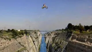 85-Meter-Sprung: Motocrosser fliegt über den Kanal von Korinth