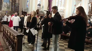 Rozpięty na ramionach -  Schola Dio Amico