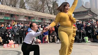 天津人真好客，大叔在水上公園跳起五人接龍舞，美翻了。點贊鼓勵