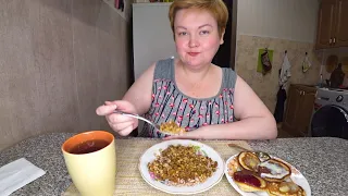 Мукбанг КОМПЛЕСНЫЙ обед 🍛🥗 Радую себя ВКУСНЯШКАМИ 🤤 заслужила 💯 Гречка с мясом 🥞 и оладьи