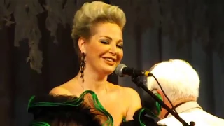 Співає оперна співачка  Марія Максакова.