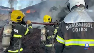 BOMBEIROS AINDA CONTINUAM O COMBATE AO INCÊNDIO EM UM GALPÃO DE PNEUS EM SENADOR CANEDO